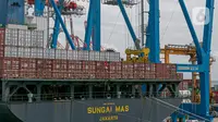 Suasana bongkar muat di Pelabuhan Tanjung Priok, Jakarta, Minggu (11/1/2021). Berdasarkan data yang dirilis Bank Indonesia (BI), meningkat dari capaian pada periode yang sama 2019 yang mengalami defisit 3,51 miliar dolar AS. (Liputan6.com/Faizal Fanani)