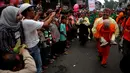 Salah satu atraksi warga saat pawai kesenian dalam rangka Pesta Rakyat dan perayaan Cap Go Meh di Bogor, Jawa Barat, Kamis (5/3/2015). Perayaan Cap Go Meh di Kota Bogor berlangsung meriah. (Liputan6.com/Helmi Fithriansyah)