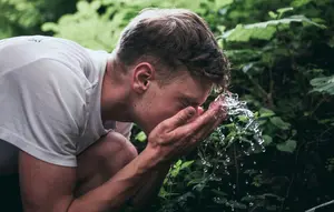Apakah Boleh Cuci Muka di Siang Hari? Ini Penjelasan Ahli