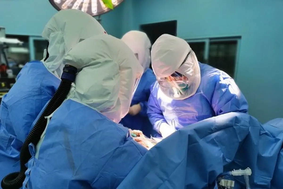 Tim dokter melakukan operasi transplantasi paru-paru ganda pada seorang pasien penderita Virus Corona di Hangzhou, Provinsi Zhejiang, China timur, pada 1 Maret 2020. (Xinhua/Rumah Sakit Afiliasi Pertama Fakultas Kedokteran Universitas Zhejiang)
