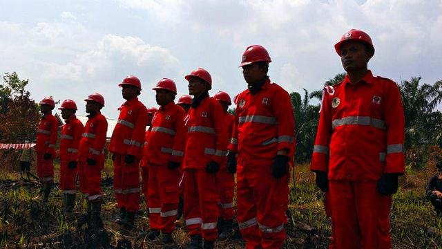 Personel Manggala Agni yang mengikuti upacara kemerdekaan di lokasi kebakaran lahan.