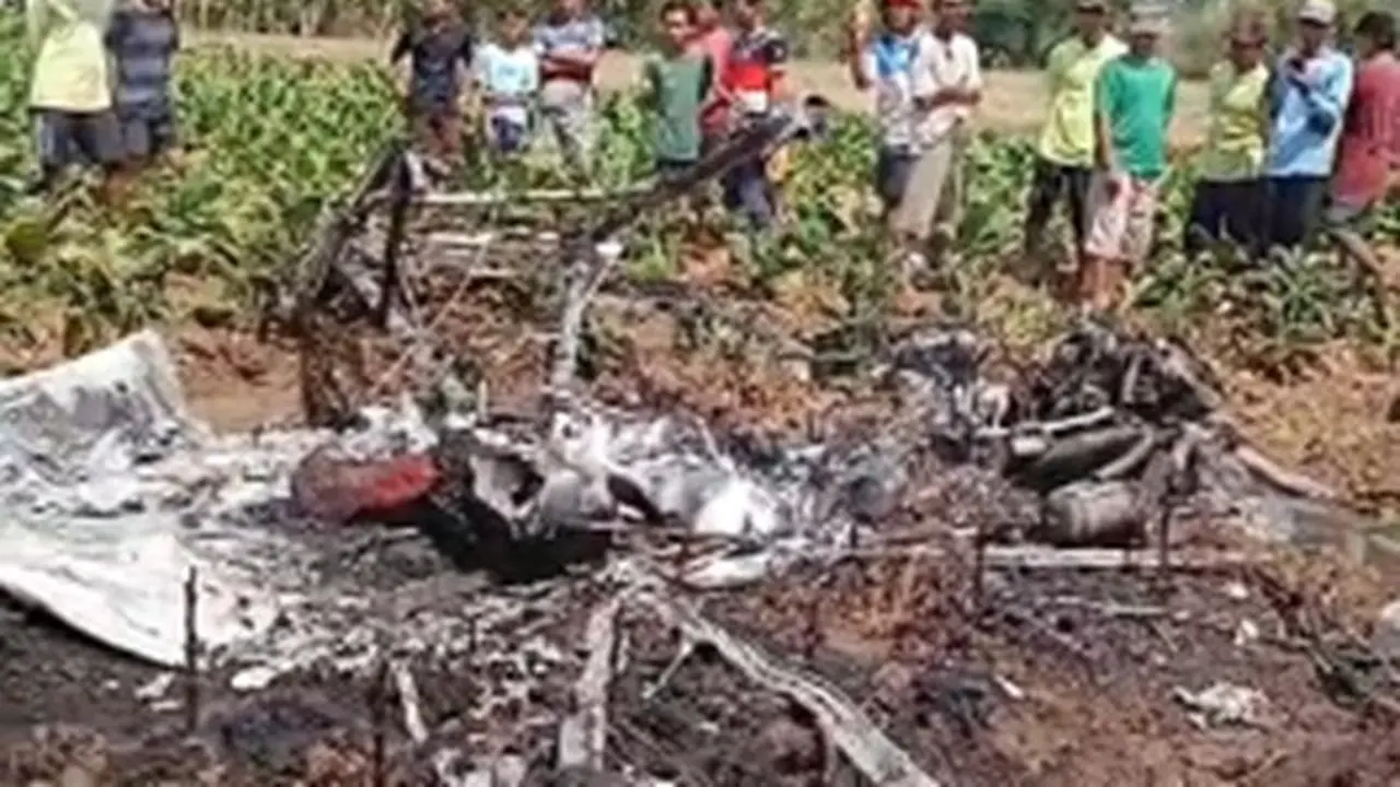 Detik-detik Pesawat Latih Mendarat Darurat di Sawah Blora, Pilot dan Kopilot Selamat Sebelum Terbakar