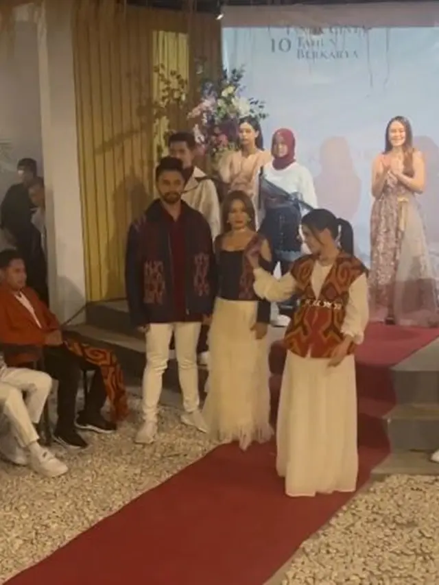 7 Potret Putri Isnari Hadiri Acara Fashion, Suami Malu-Malu Diajak ke Catwalk