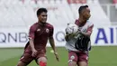 Pemain Persija Jakarta, Sandi Sute berebut bola dengan Nugroho melakukan latihan jelang laga Piala AFC di SUGBK, Jakarta, Senin (22/4). Persija akan berhadapan dengan Ceres-Negros. (Bola.com/M Iqbal Ichsan)