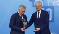 Kepala Pengembangan Sepak Bola Global FIFA sekaligus mantan pelatih, Arsene Wenger (kanan) memberikan penghargaan pelatih terbaik FIFA 2024 kepada pelatih Real Madrid, Carlo Ancelotti dalam acara FIFA Awards 2024 yang berlangsung di Doha, Qatar, Selasa (18/12/2024) waktu setempat. (AFP/Karim Jaafar)