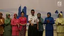 Gubernur DKI Anies Baswedan menekan tombol sirene saat peluncuran Pendataan Keluarga Online di Jakarta, Rabu (26/9). Peluncuran aplikasi tersebut untuk mewujudkan gerakan masyarakat maju-bahagiakan perempuan dan anak Jakarta. (Merdeka.com/Imam Buhori)