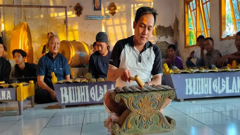 Semangat Seniman Wayang Wong Cirebon Berlatih Dibawah Bangunan yang Tidak Layak