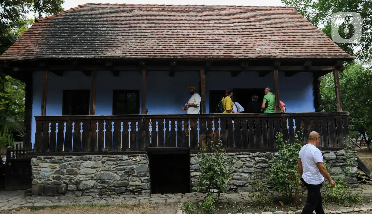 Pengunjung saat melihat museum nasional desa  "Dimitrie Gusti" di Bucharest, Rumania, Rabu (27/9/2023). (Liputan6.com/Herman Zakharia)