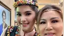 Sama seperti Yanti Airlangga, Annisa Pohan juga mengenakan hiasan kepala khas Dayak dengan aksen beads warna-warni di atas rambut sanggulnya. Wajahnya dipoles blush on pink tipis dan lipstik glossynya. [@tio.santi]