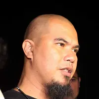 Tujuh orang diantaranya telah dipulangkan, antara lain Ahmad Dhani, Ratna Sarumpaet, Rachmawati Soekarnoputri, Eko Suryo Santjojo, Adityawarman Thahar, Kivlan Zein, dan Firza Huzein. Sedangkan ditahan berinisial SBP, J, dan R. (Nurwahyunan/Bintang.com)