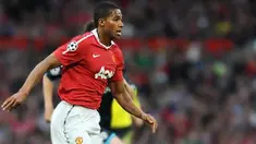 Winger Manchester United Antonio Valencia sedang berlaga kontra Schalke 04 pada leg kedua semifinal Liga Champions di Old Trafford, 4 Mei 2011. AFP PHOTO/PATRIK STOLLARZ