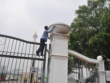 Pegawai pemerintah Provinsi DKI mengecat pagar Monumen Nasional (Monas) di Jakarta, Selasa(10/11). Pengecetan pagar Monas dilaksanakan dalam rangka memperingati Hari Pahlawan yang jatuh pada tanggal 10 November. (Liputan6.com/Gempur M Surya)