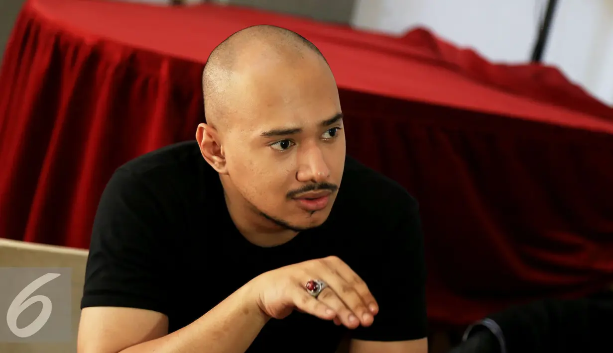 Husen Alatas saat melakukan proses syuting video klip di kawasan Bintaro, Jakarta, Rabu (28/7/2015). Husein menjelaskan secara musikalitas single kedua itu bernuansa rock, meski lirik sarat dengan melankolis.. (Liputan6.com/Faisal R Syam)