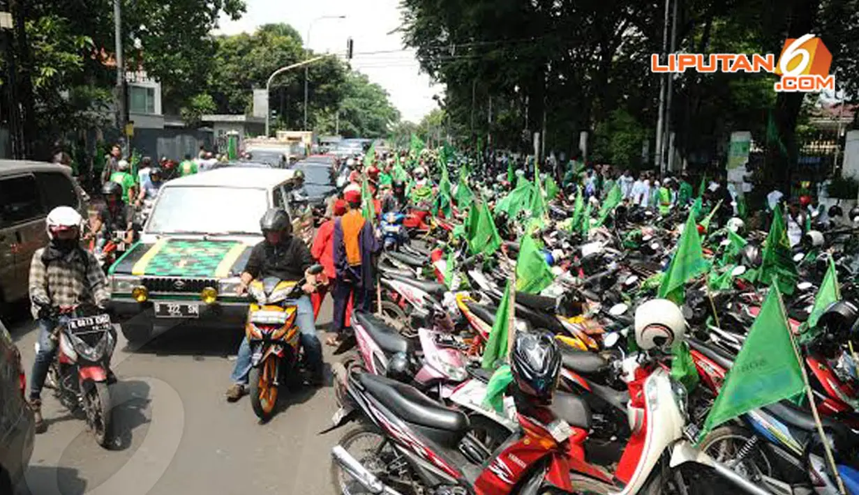 Kampanye yang digelar Sabtu (05/04/14) membuat kemacetan di Jalan Proklamasi akibat ratusan motor parkir di badan jalan (Liputan6.com/Helmi Fithriansyah)