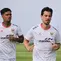 Thom Haye dan Shayne Pattynama dalam sesi latihan Timnas Indonesia di Bali United Training Center, Gianyar, Bali, Sabtu (18/7/2926). (Bola.com/Alit Binawan)