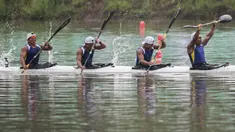 Pedayung Jawa Barat dari nomor 1.000 meter kayak putra berhasil meraih medali emas PON XIX 2016 di Situ Cipule, Karawang, Jawa Barat, Senin (19/9/2016). Jabar berhasil meraih 12 emas dari cabang dayung. (Bola.com/Vitalis Yogi Trisna)
