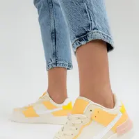 Sneakers adalah jenis sepatu dengan sol fleksibel yang terbuat dari karet. Cocok banget kamu padukan dengan celana atau rok / copyright shutterstock