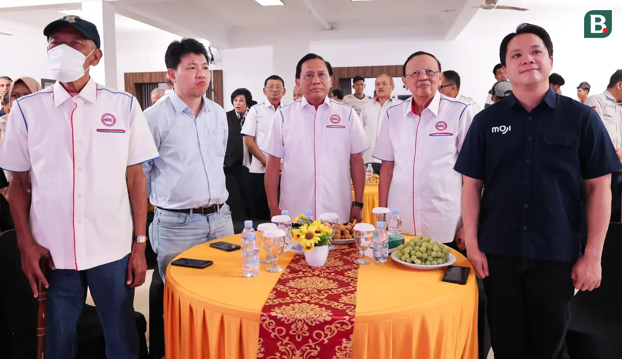 Ketua Umum PBSVSI, Imam Sudjarwo (tengah) bersama para pengurus dan beberapa tamu saat hadir di perayaan hari ulang tahun ke-71 yang dilaksanakan di Gedung Serbaguna Padepokan Voli Sentul, Kamis (26/2/2026) sore WIB. (Bola.com/Abdul Aziz)