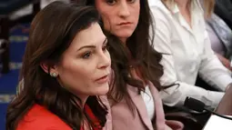 Atlet senam Jamie Dantzcher (kiri), Jordyn Wieber (tengah) dan atlet Speedskater Bridie Farrell memberi kesaksian di Capitol Hill (18/4). Mereka bersaksi terkait pelecehan seksusal yang dilakukan Larry Nassar. (Chip Somodevilla / Getty Images / AFP)