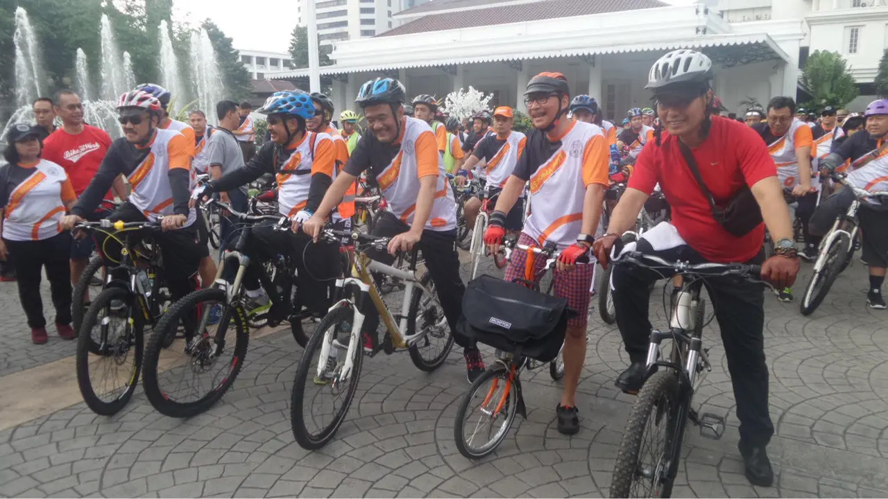 Djarot bersama sejumlah kepala dinas di lingkungan Pemprov DKI dan masyarakat Jakarta menyusuri sejumlah ruas jalan di Jakarta 