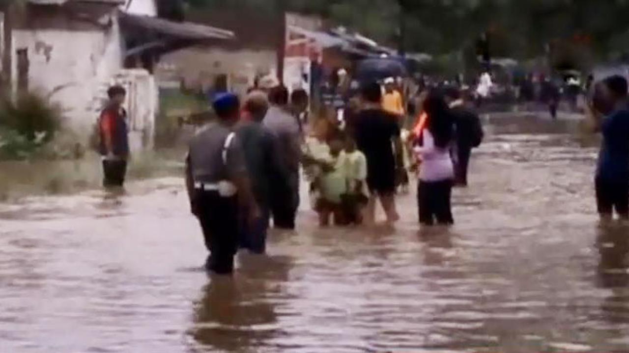 Segmen 2: Siswa Terjang Banjir hingga Bayi Kena Penyakit Langka