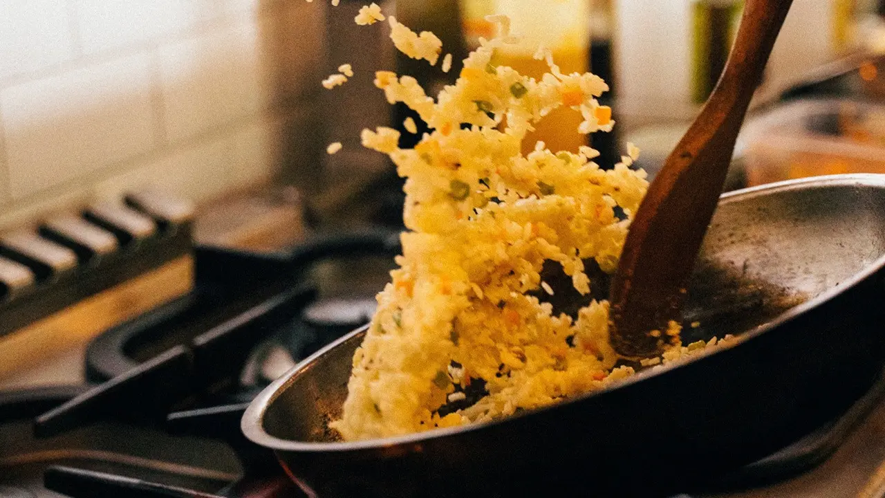 memasak nasi goreng