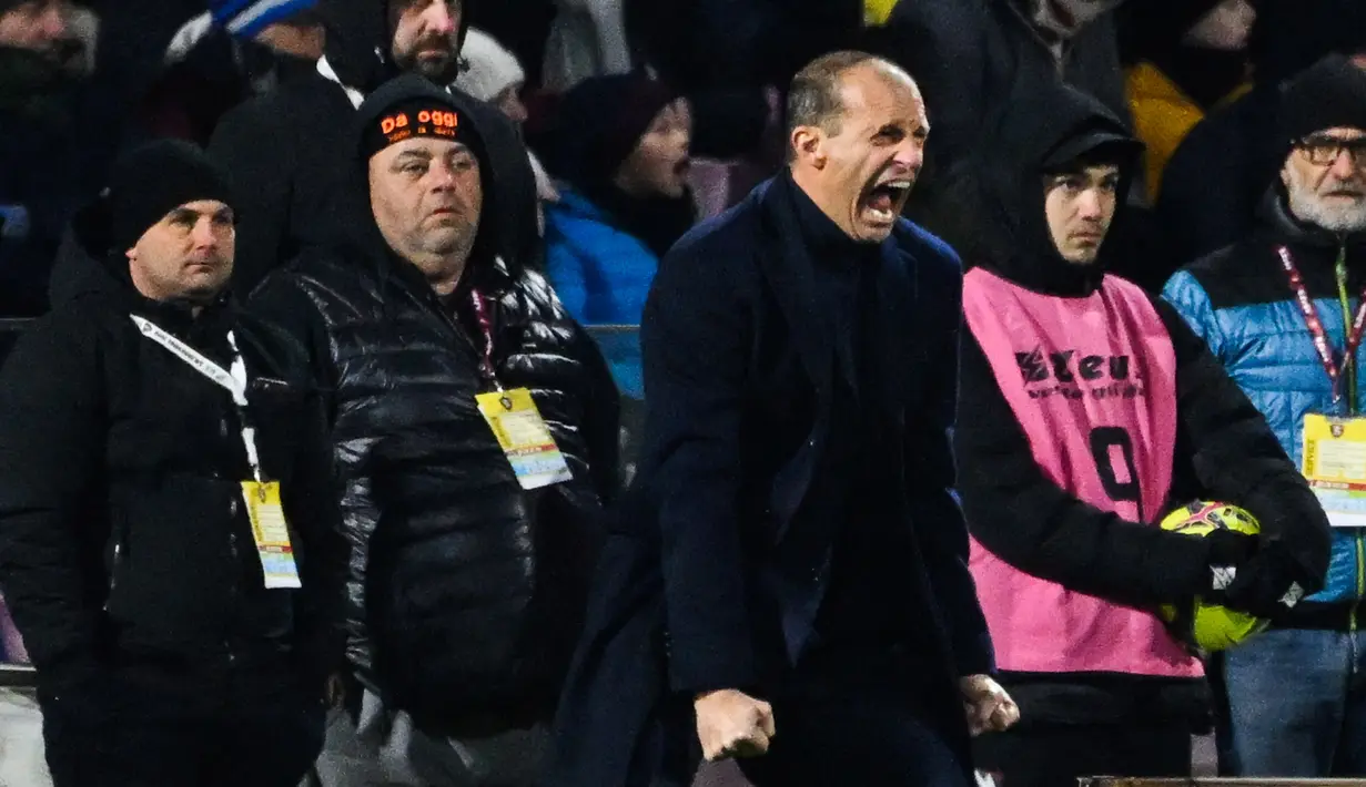 Pelatih Juventus, Massimiliano Allegri merayakan gol yang dicetak anak asuhnya ke gawang Salernitana pada laga Liga Italia di Stadion Arigis (7/2/2023). Tambahan tiga angka membawa Juventus naik ke posisi 10 klasemen sementara dengan 26 poin. Salernitana masih tertahan di posisi 16 dengan 21 poin saja. (AFP/Andreas Solaro)