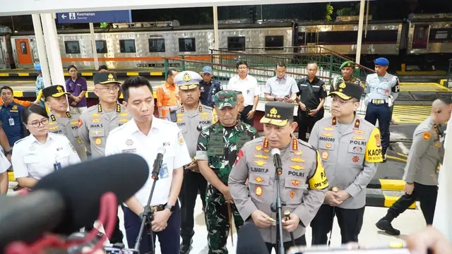 Kapolri Jenderal Listyo Sigit Prabowo meninjau Stasiun Tugu Yogyakarta dalam rangka pengamanan mudik Lebaran 2025. (Istimewa)