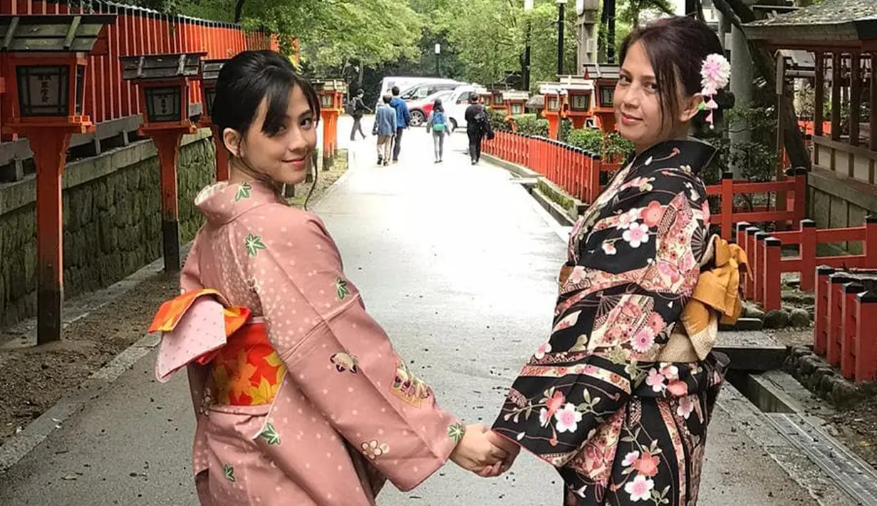 Momen kebersamaan Zara eks JKT48 bersama sang ibunda, Sofia Yulinar saat berlibur di Jepang. Saking dekatnya hubungan mereka, ibu dan anak ini seperti sahabatan saja.  (Liputan6.com/IG/@iamopay)