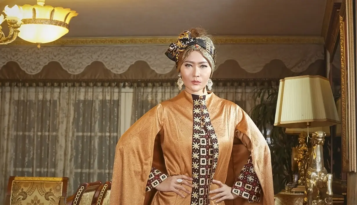 Gaya elegan Inul Daratista mengenakan busana berwarna oranye, lengkap dengan turban di kepalanya. Turban yang dipakainya kali ini berwarna coklat keemasan yang melambangkan keeleganan. (KapanLagi.com/Bambang E Ros)