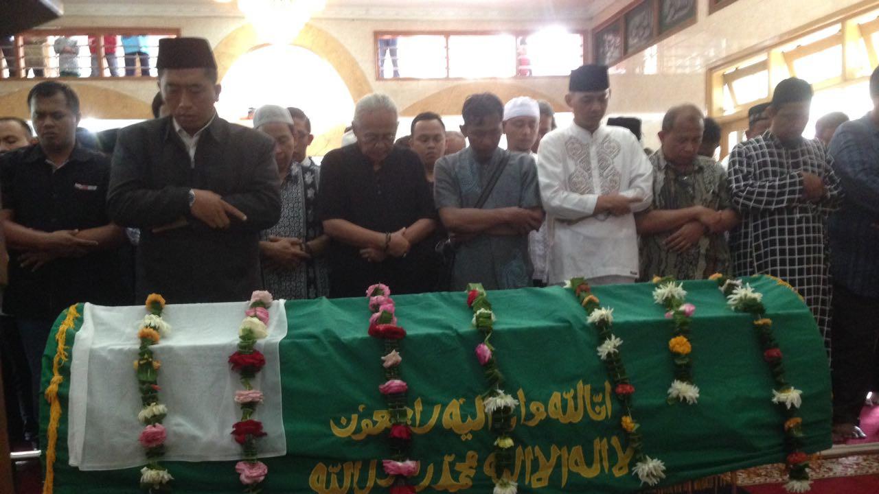 [Bintang] Suasana Sholat Jenazah Oon