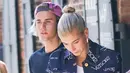 Justin Bieber dan Hailey Baldwin kini memang tengah gemar sekali memamerkan kemesraan mereka di ruang publik. (W Magazine)