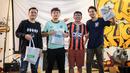 <p>Sejumlah pengunjung mendapatkan hadiah goodie bag setelah berhasil menjawab kuis saat Roaring Night Liga Inggris antara Chelsea melawan Manchester United yang berlangsung di Clay Coffee, Jatinegara, Jakarta Timur, Jumat (05/04/2024) dini hari WIB. (Bola.com/Bagaskara Lazuardi)</p>