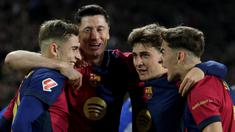 Robert Lewandowski (tengah kiri) merayakan gol bersama para pemain Barcelona dalam laga lanjutan Liga Spanyol 2024/2025 melawan Osasuna di Estadi Olimpic Lluis Companys, Barcelona, Spanyol, Jumat (27/03/2025) waktu setempat. (AFP/Lluis Gene)