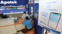 Pengunjung berkonsultasi dengan apoteker di sela sinergi Garda Medika dan Kimia Farma Diagnostika dan Kimia Farma Apotek di Kimia Farma Apotek, Jakarta. (Liputan6.com)