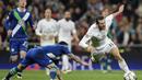 Pemain Real Madrid, Gareth Bale (kanan), dilanggar pemain Wolfsburg, Vieirinha, pada leg kedua perempat final Liga Champions di Stadion Santiago Bernabeu, Madrid, Rabu (13/4/2016) dini hari WIB. (AFP/Javier Soriano)