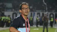 Pelatih Persela Lamongan, Aji Santoso mengeluhkan kinerja wasit saat timnya bermain imbang 2-2 melawan Persiba Balikpapan. (Bola.com/Fahrizal Arnas)