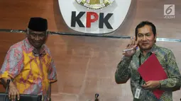 Wakil Ketua KPK Saut Situmorang (kanan) mantan Ketua KPK Taufiqurrahman Ruki usai memberikan keterangan proses penyerahan diri Eddy Sindoro di KPK, Jakarta, Jumat (12/10). (Merdeka.com/Dwi Narwoko)