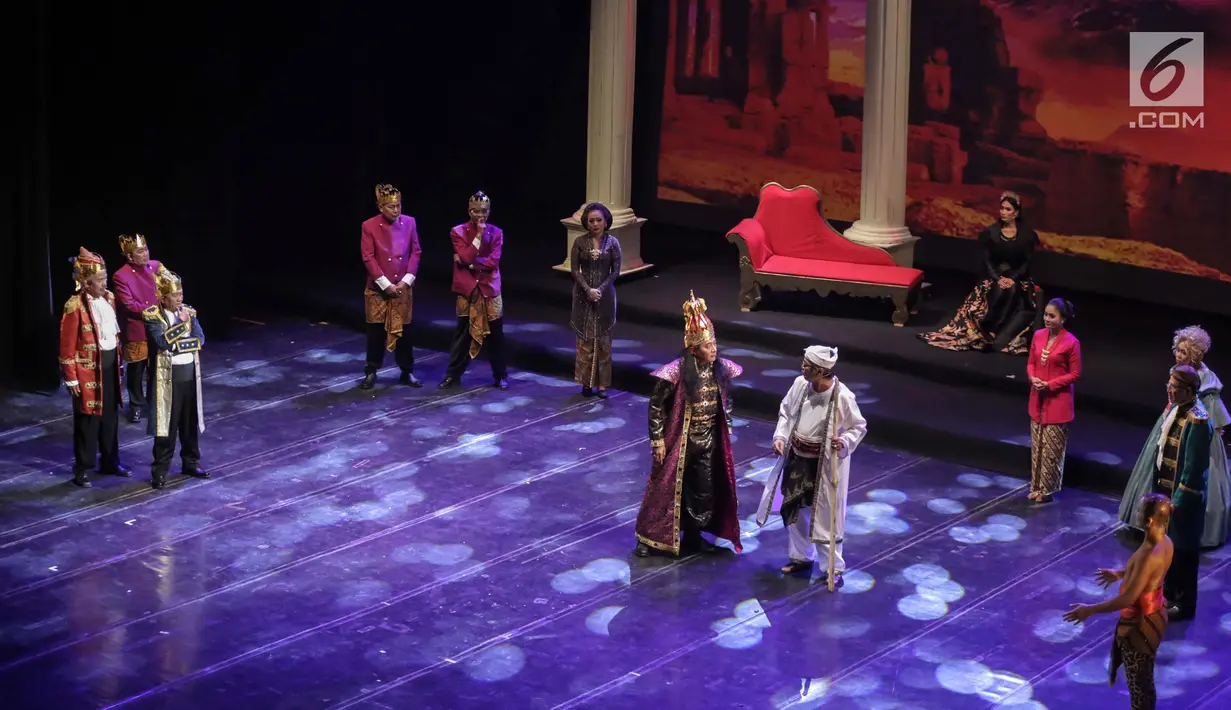 Seniman Sujiwo Tedjo (kiri) bersama Butet Kertaradjasa beradu akting dalam teater musikal bertajuk "Satyam Eva Jataye" di Taman Ismail Marzuki, Jakarta Pusat, Selasa (23/1). (Liputan6.com/Faizal Fanani)