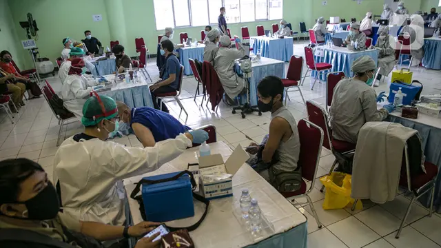 FOTO: Vaksinasi COVID-19 Pedagang Pasar Induk Kramat Jati