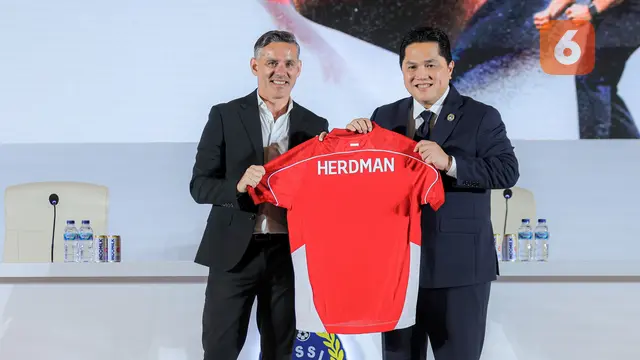 Foto: Ajak Keluarga, John Herdman Resmi Diperkenalkan Sebagai Pelatih Baru Timnas Indonesia