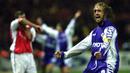 7. Fiorentina - Gabriel Batistuta sempat disebut sebagai dewa dari Kota Firenze karena kehebatannya. La Viola juga memiliki  Roberto Mancini dan playmaker top kala itu Rui Costa. (Photo by ADRIAN DENNIS / AFP)