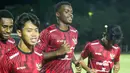 Pemain Timnas Indonesia U-19, Meshaal Hamzah Oman (tengah) bersama para pemain lainnya melakukan jogging dalam latihan terbuka perdana skuad Timnas Indonesia U-19 di Lapangan THOR, Surabaya, Kamis (11/7/2024) sebagai persiapan akhir menghadapi ajang Piala AFF U-19 2024 yang akan berlangsung pada 17-19 Juli 2024. (Bola.com/Aditya Wany)