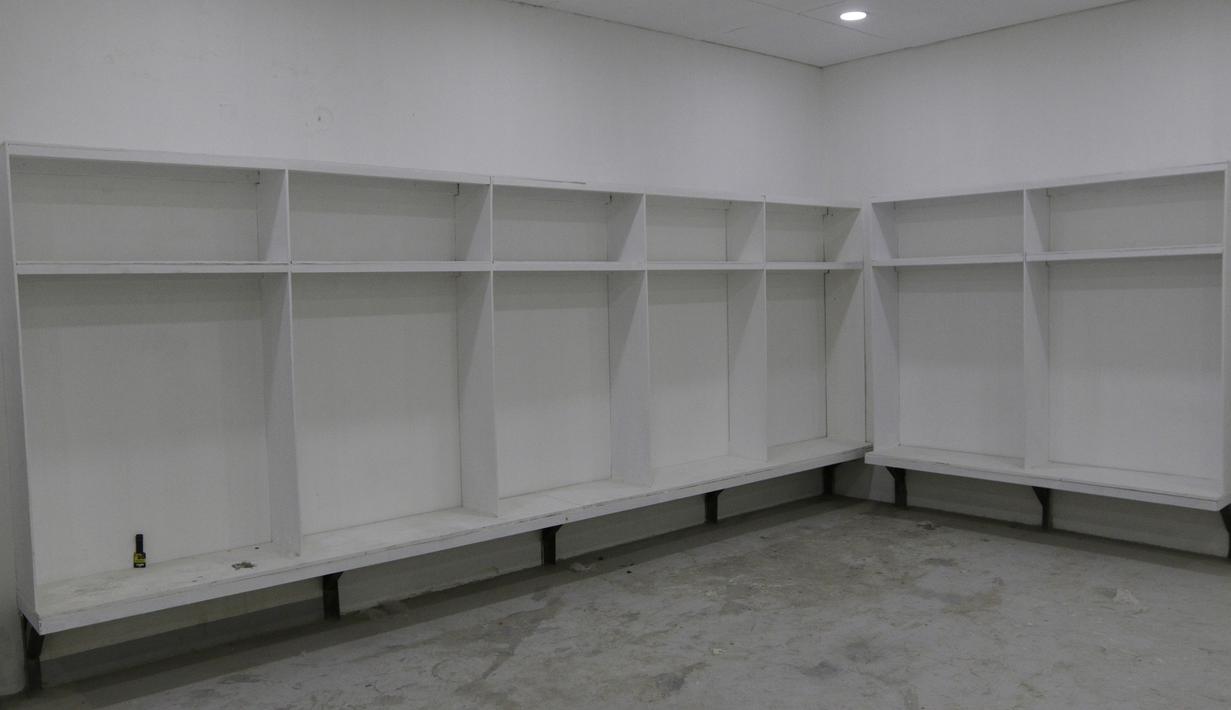 Suasana ruang ganti di Stadion Rizal Memorial, Manila, Senin (25/11). Meski akan digunakan besok untuk cabang sepak bola SEA Games 2019 namun kondisinya masih belum layak. (Bola.com/M Iqbal Ichsan)