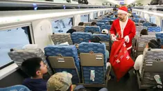 Pekerja yang mengenakan kostum Sinterklas menyapa penumpang saat memasuki kereta cepat Whoosh di Stasiun Kereta Cepat Halim, Jakarta, Minggu (24/12/2023). Dalam rangka menyambut Natal 2023, KCIC menghadirkan Sinterklas untuk menghibur serta berbagi hadiah kepada penumpang. (Liputan6.com/Herman Zakharia)