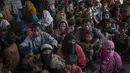 Pengungsi Muslim Rohingya menunggu antrean di pusat pendaftaran di Teknaf distrik Ukhia, Bangladesh (6/10). Bangladesh akan membangun kamp pengungsi terbesar di dunia untuk menampung 800.000 orang. (AFP PHOTO/Fred Dufour)