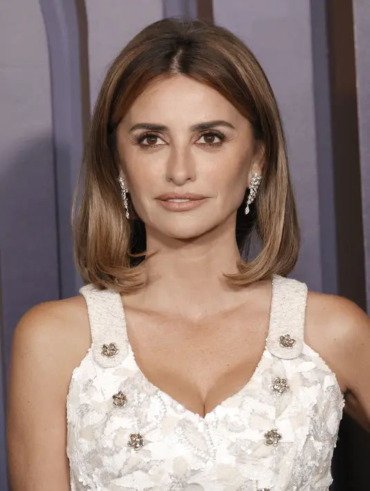 Penelope Cruz melengkapi gaunnya dengan anting-anting perak yang menjuntai dan cincin yang serasi. (Frazer Harrison / GETTY IMAGES NORTH AMERICA / Getty Images via AFP)
