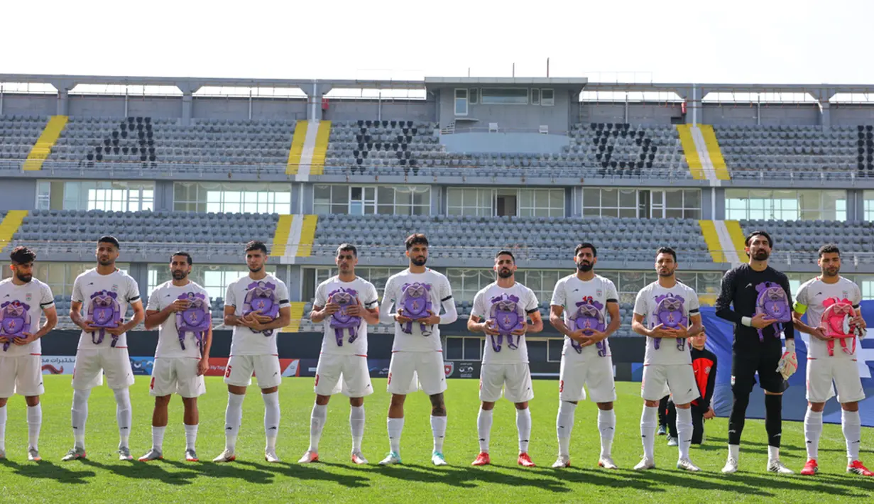 Para pemain timnas Iran melakukan aksi simbolis dengan membawa tas sekolah sebelum melakoni laga uji coba melawan Nigeria di Stadion Corendon Airlines Park, Antalya, Turki, Jum’at, 27 Maret 2026. (AP Photo/Riza Ozel)