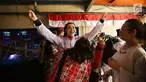 Aaliyah Massaid didampangi sang bunda Reza Artamevia bersiap melakukan pengibaran bendera di dalam air saat menjalani latihan menjadi Pasukan Pengibar Bendera (Paskibra) Jelang HUT ke-74 RI di Aquarium Utama Sea World, Ancol Taman Impian, Jakarta, Senin (12/8/2019). (Fimela.com/Bambang E. Ros)