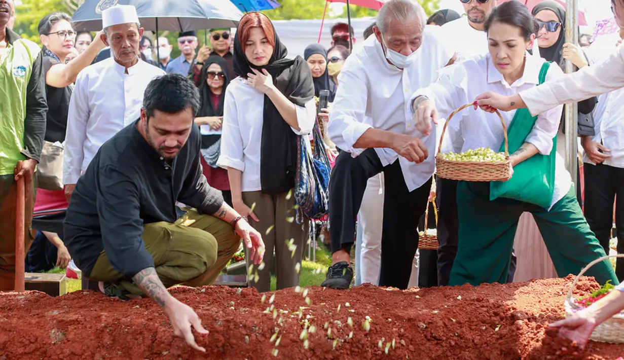 Tora mengenakan kemeja hitam saat prosesi pemakaman sang ibu. Mieke Amalia mengenakan kemeja putih tampak setia mendampingi sang suami yang sedang berduka. [Foto: Muhammad Akrom Sukarya/KapanLagi.com]